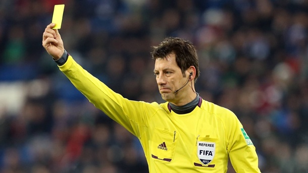 schiedsrichter-wolfgang-stark-zueckt-den-gelben-karton-.jpg